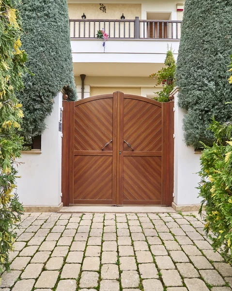 Çağdaş ev ahşap kapı — Stok fotoğraf