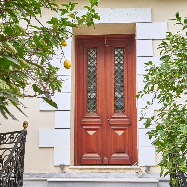Dřevěné dveře domu, Atény Řecko — Stock fotografie