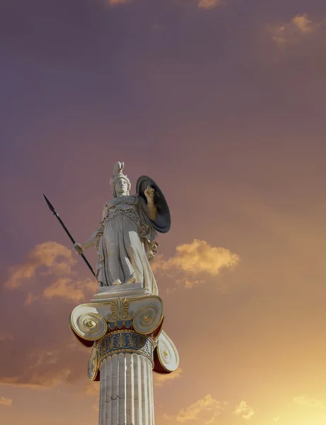 雅典娜雕像在燃烧的天空下 — 图库照片