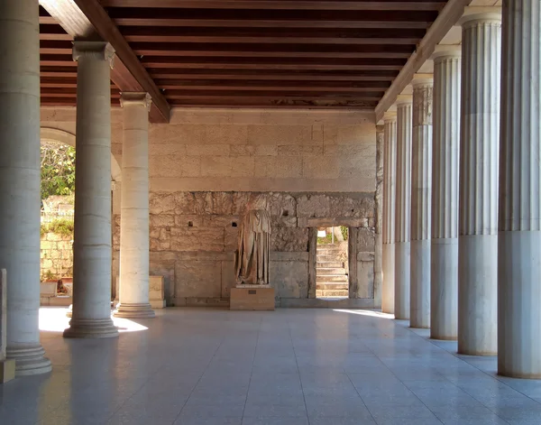 Attalus stoa und apollo patroos statue, Athen griechenland — Stockfoto