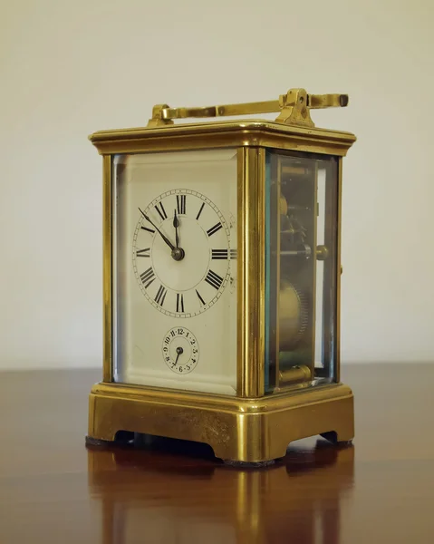 Velho relógio de bronze — Fotografia de Stock