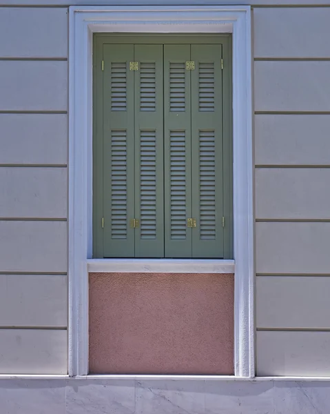 Groene luiken venster in Plaka, — Stockfoto