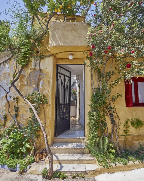 Atenas Greece, entrada da casa em Anafiotika, um bairro velho sob o acropolis — Fotografia de Stock