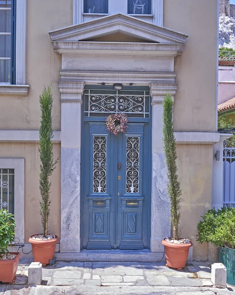 Athény Řecko, dveře elegantní domu ve staré čtvrti Plaka — Stock fotografie