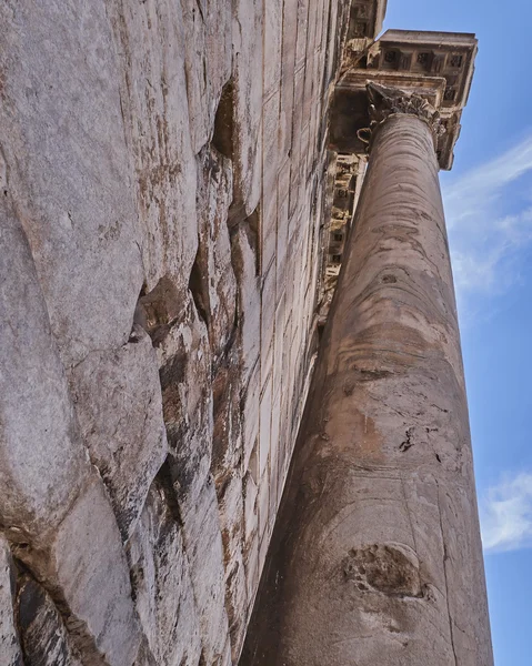 Perspective of Hadrian's library column, Athens Greece — Stock Photo, Image