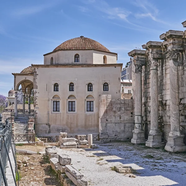 Athene, de bibliotheek van Hadrianus en de Tsisdaraki moskee — Stockfoto