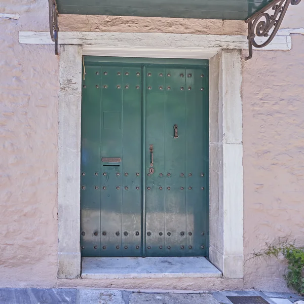 Atenas Grecia, casa puerta verde en Plaka — Foto de Stock