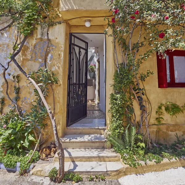 Athens Greece, house entrance at Anafiotika, an old neighborhood under acropolis — Stock Photo, Image