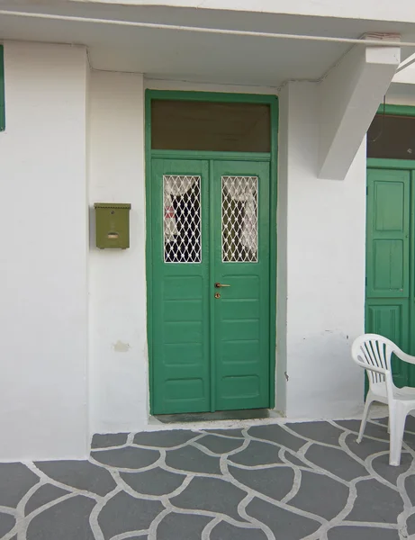 Isla griega, puerta verde —  Fotos de Stock