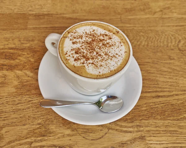 Cappuccino in weißer Tasse Nahaufnahme — Stockfoto