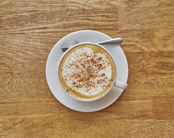Cappuccino pada latar belakang kayu — Stok Foto