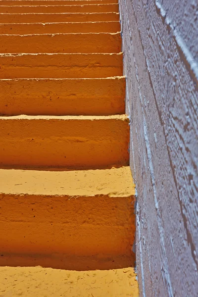 Orange Treppe und blauer Hintergrund — Stockfoto
