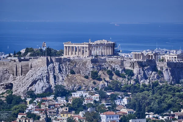 Partenón en la colina de acrópolis sobre Plaka pintoresco barrio — Foto de Stock