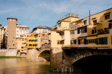 Arno Nehri ve ünlü köprü Ponte Vecchio Floransa, Toskana, İtalya 'da güneşli bir öğleden sonra
