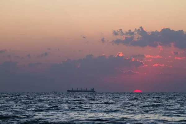 Desove Mar Negro Disco Solar Aparece Horizonte Con Algunas Nubes — Foto de Stock