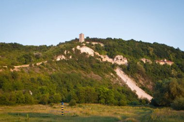 Lyadova, Ukrayna - 10.06.2018: Vaftizci Yahya 'nın başı kesilecek antik keşiş mağaraları ile coquina uçurumu ve modern manastır binası ve Dinyester nehir kıyısındaki yüksek çan kulesi, inananlar için tarihi eser