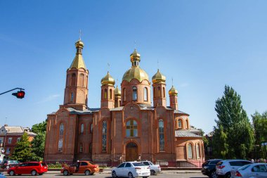 Zhmerynka, Ukrayna - 22.08.2020: Alexander Nevsky Moskova ataerkil Rus Ortodoks Kilisesi, modern yapı yaz sabahı derin gölgeler, dini hac kavramı