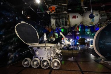 Zhytomyr, Ukrayna - 20.08.2020: Lunokhod 2 ve Soyuz 27 uzay aracının modelleri Serhiy Pavlovich Korolyov Kozmonotik Müzesi sergisi