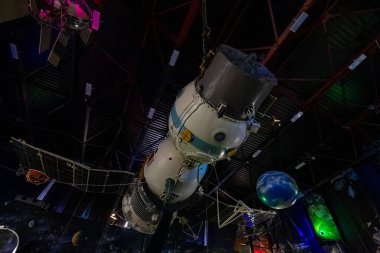 Zhytomyr, Ukrayna - 20.08.2020: Uzay aracı Soyuz 27 'nin modeli, Serhiy Pavlovich Korolyov Kozmonotik Müzesi' nin açılışında hangar çatısı altında asılı duruyor