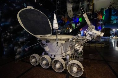 Zhytomyr, Ukrayna - 20.08.2020: Serhiy Pavlovich Korolyov Kozmonotik Müzesi 'nin sergilenen Ay Gezgini Lunokhod 2 ve Soyuz 27 uzay aracının maketleri