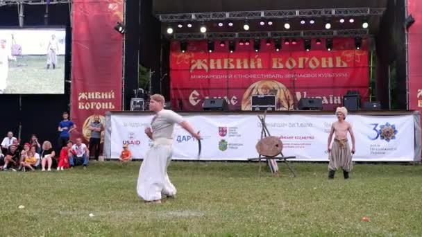 Козацький зброєносець із Запорізької Січі демонструє навички поводження з шаблею, ефективну холодну зброю на фестивалі Living Fire Summer Pagan Ethno. — стокове відео