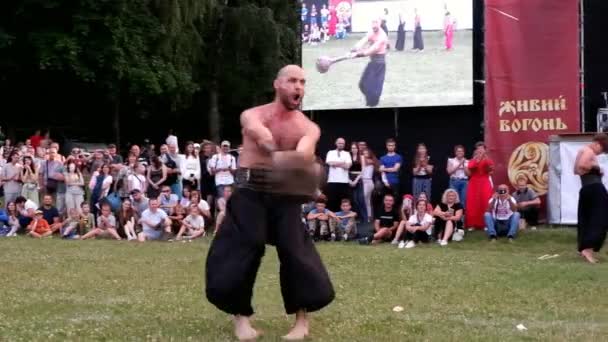 Kozak bojovník ze Zaporozhian Sich show dovednosti manipulace palcát, efektivní chladné zbraně na festivalu Living Fire Midsummer Pagan Ethno — Stock video