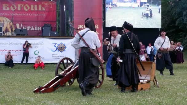 Козак і його зброєносці, джури, завантажують Запорізький Січовий гармату вибуховим порохом Живий вогонь Літо Pagan Ethno festival — стокове відео