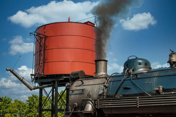 Dampfmaschine Soll Einem Sonnigen Tag Wasser Vom Wasserturm Holen — Stockfoto