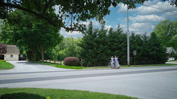 Gordonville Pennsylvania June 2020 Κορίτσια Amish Που Ταξιδεύουν Σκούτερ — Φωτογραφία Αρχείου
