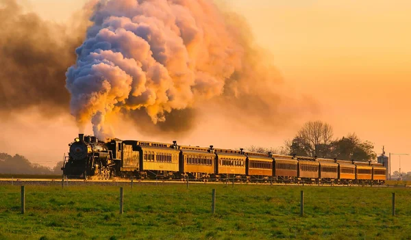 Вид Пассаж Golden Steam Passenger Train Деревне Санрайз Травелинг Тру Стоковое Фото