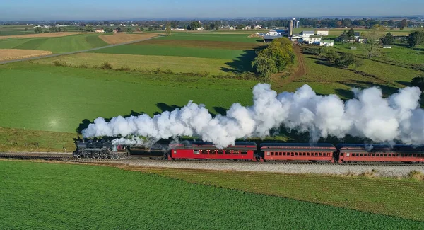 Légi Kilátás Steam Utasszállító Vonatra Puffing Smoke Utazás Amish Countryside — Stock Fotó