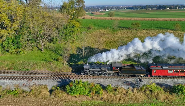 Légi Kilátás Steam Utasszállító Vonatra Puffing Smoke Utazás Amish Countryside — Stock Fotó