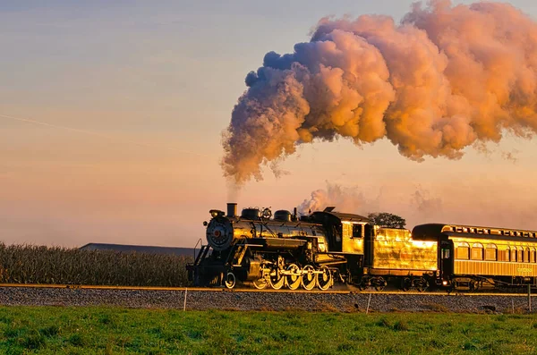 Вид Пассаж Golden Steam Passenger Train Деревне Санрайз Травелинг Тру — стоковое фото