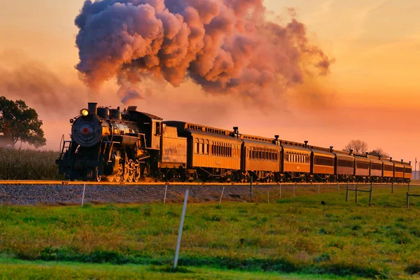 Veduta Del Treno Passeggeri Golden Steam Sunrise Traveling Thru Amish — Foto Stock