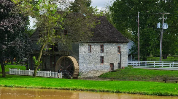 Old Water Wheel Slipning Kvarn Sten Byggnad Höstdag — Stockfoto