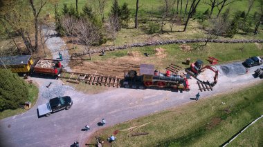 Eski 1860 'ların Buhar Motorunun Parmaklıklar Arasında Sunny Spring Day' de hazır bir taklidinin havadan görüntüsü