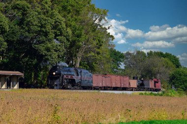 Antika Buhar Taşımacılığı Treni Thru Amish kırsalına giderken Duman ve Buhar Püflüyor