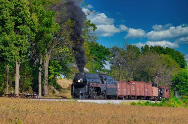Strasburg, Pennsylvania, Ekim 2019 - Antika Buhar Taşımacılığı Treni Thru Amish Kırsalına Giderken Duman ve Buhar Tüttürüyor