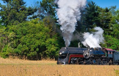 Thru Amish kırsalına giderken 2 Antika Buharlı Nakliye Treni 'nin Duman ve Buhar Çekme Yeri' ni kapatın.