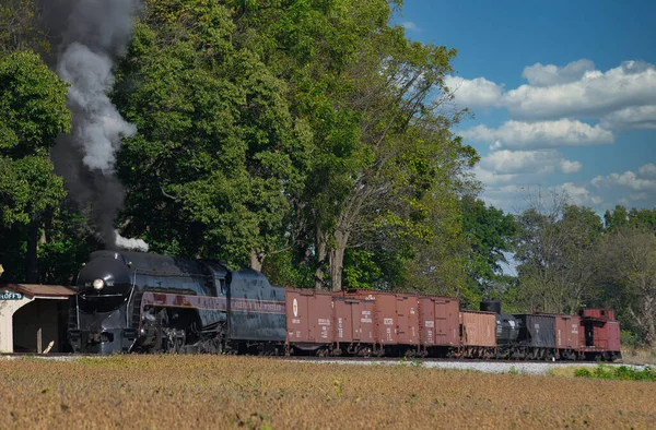 Strasburg, Pennsylvania, Ekim 2019 - Antika Buhar Taşımacılığı Treni Thru Amish Kırsalına Giderken Duman ve Buhar Tüttürüyor