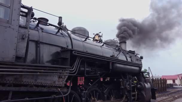 Primer Plano Una Locomotora Vapor Advertencia Lado Espuela Día Nublado — Vídeos de Stock