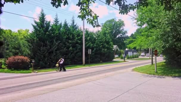 Гордонвилл Пенсильвания Август 2020 Года Мальчика Амиша Катаются Скутере Проселочной — стоковое видео