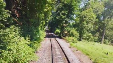 Güneşli bir yaz günü Track Thru kırsalında seyahat ederken Trenin Arkasından Görünüm