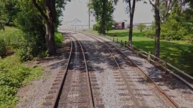 Güneşli bir yaz gününde, Bir Trenin Arkasından Çoklu Raylar Üzerinde Yolculuk Yaparken Görünüm