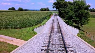 Güneşli bir yaz günü Track Thru kırsalında seyahat ederken Trenin Arkasından Görünüm