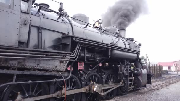 在多云的日子 在侧喷上的蒸汽机车警告关闭 — 图库视频影像
