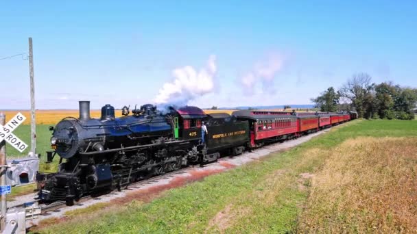 Strasburg Pennsylvania October 2020 Higher Angle View Approaching Steam Engine — стокове відео