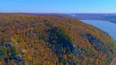 Sonbahar Ağacı Renkleri 'nin Sunny Fall Günü' nde Büyük Nehir Boyunca Hava Görüntüsü