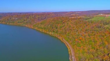 Sonbahar Ağacı Renkleri 'nin Sunny Fall Günü' nde Büyük Nehir Boyunca Hava Görüntüsü