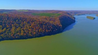 Sonbahar Ağacı Renkleri 'nin Sunny Fall Günü' nde Büyük Nehir Boyunca Hava Görüntüsü